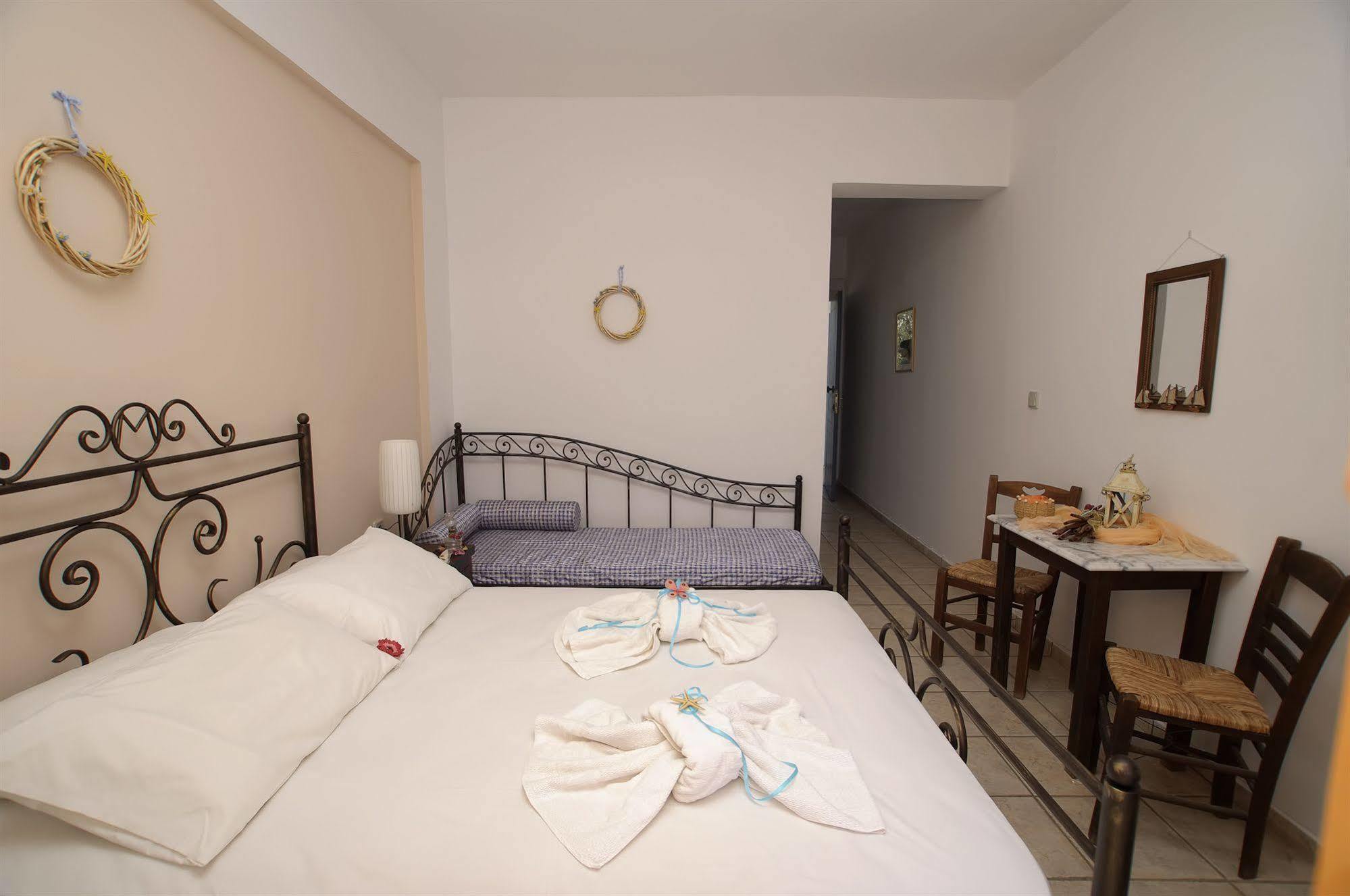Manos Apartments Megas Gialos - Nites Екстер'єр фото
